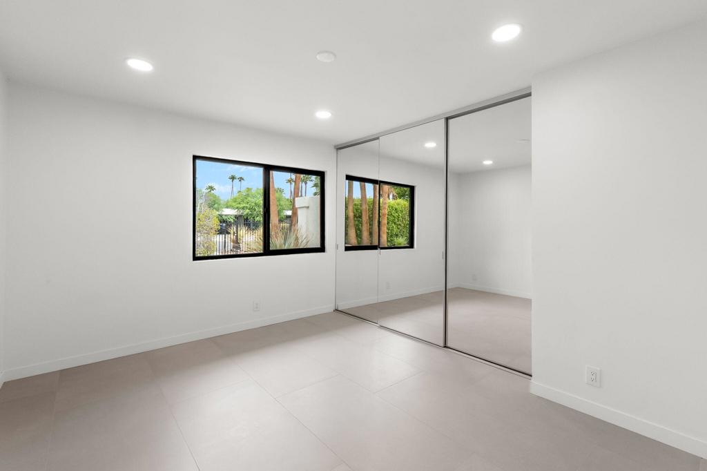 1913 E Amado Road Property Photo 15