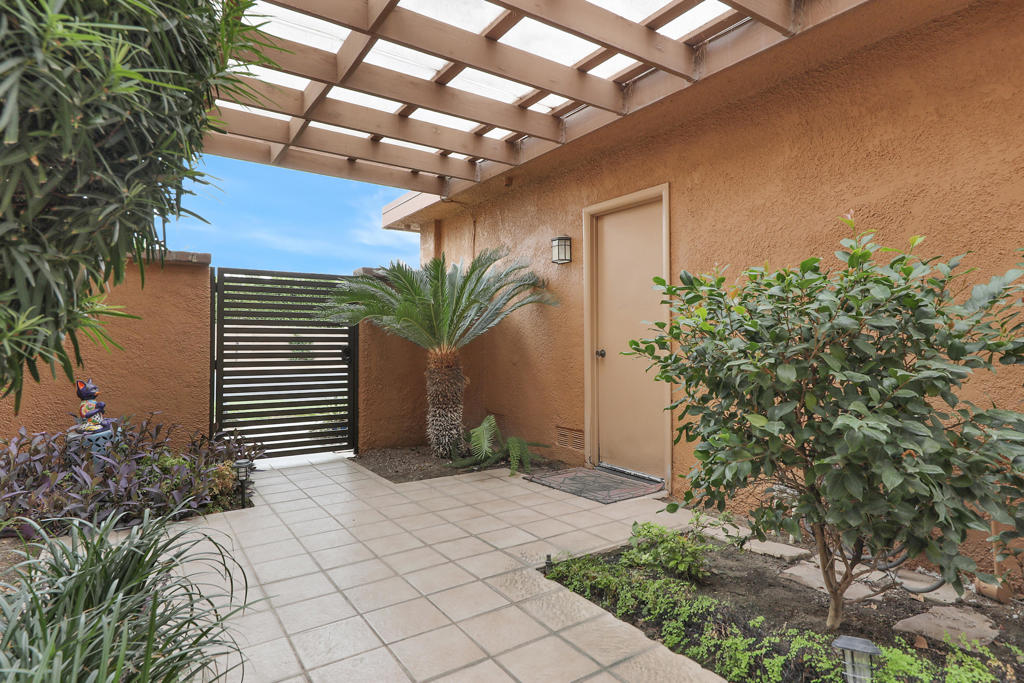 60 La Cerra Drive Property Photo 2