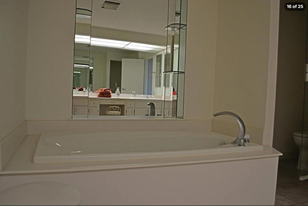 910 Island Drive 404 Property Photo 17
