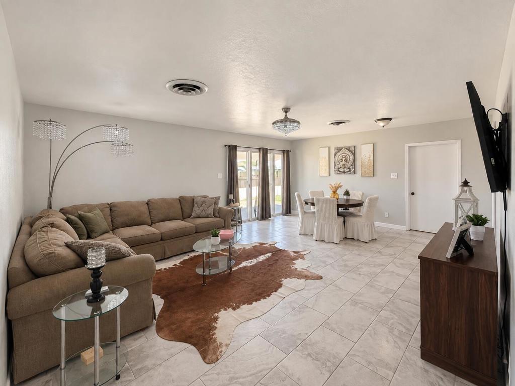 1007 N Broadway Property Photo 3