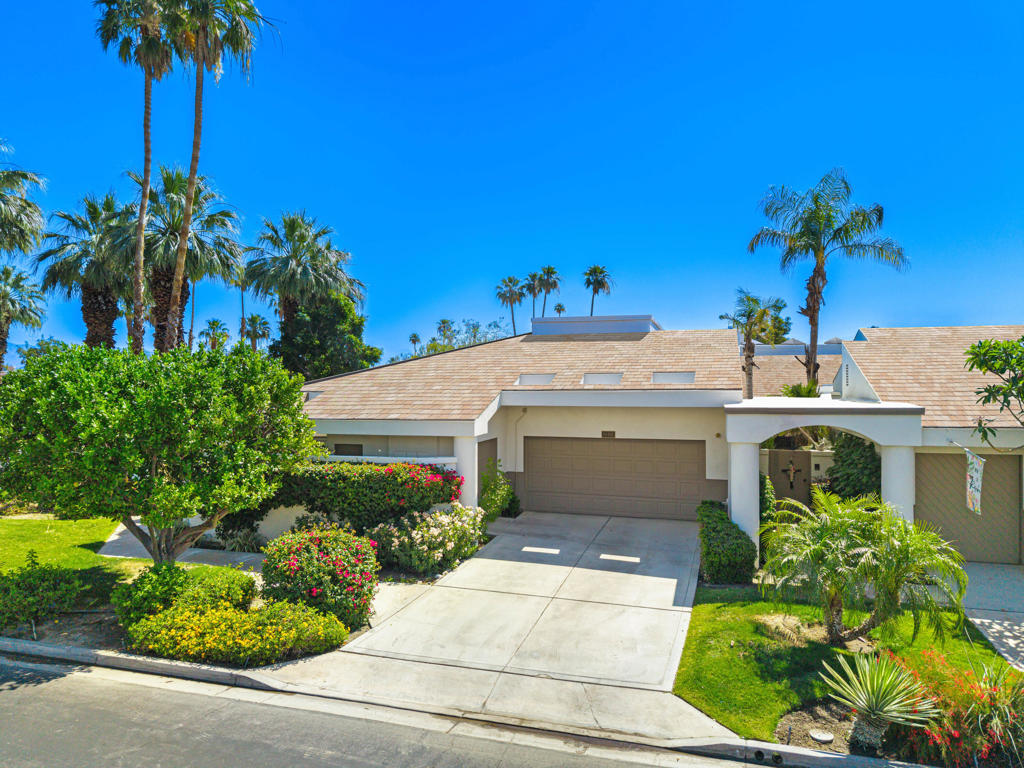 54940 Inverness Way Property Photo 5
