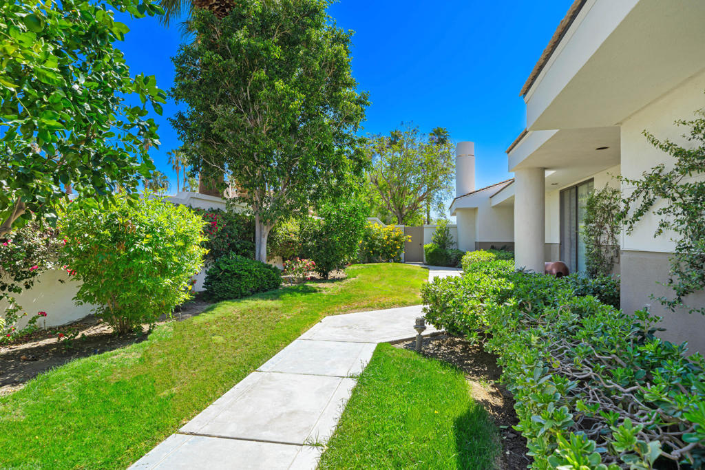 54940 Inverness Way Property Photo 10