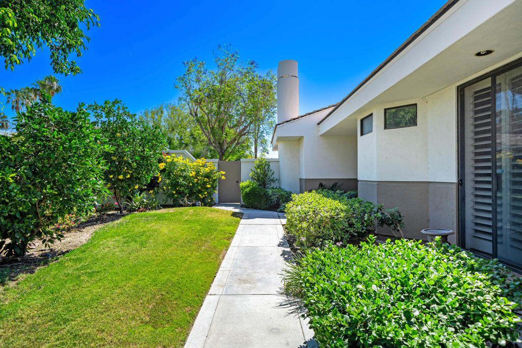 54940 Inverness Way Property Photo 11