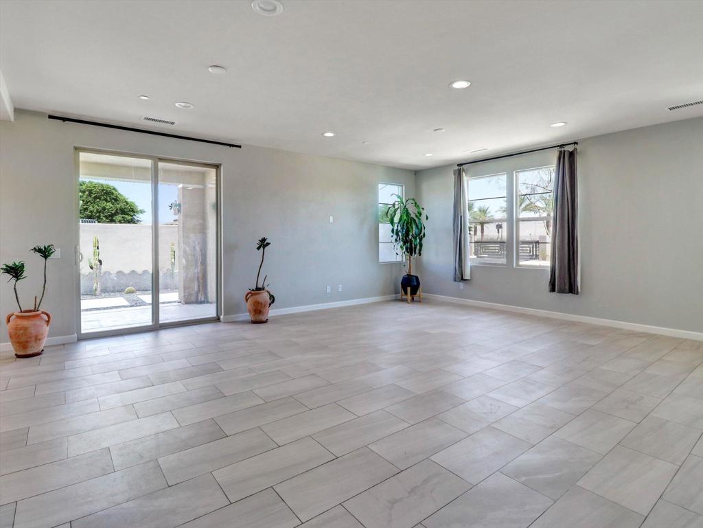 74395 Millennia Way Property Photo 6
