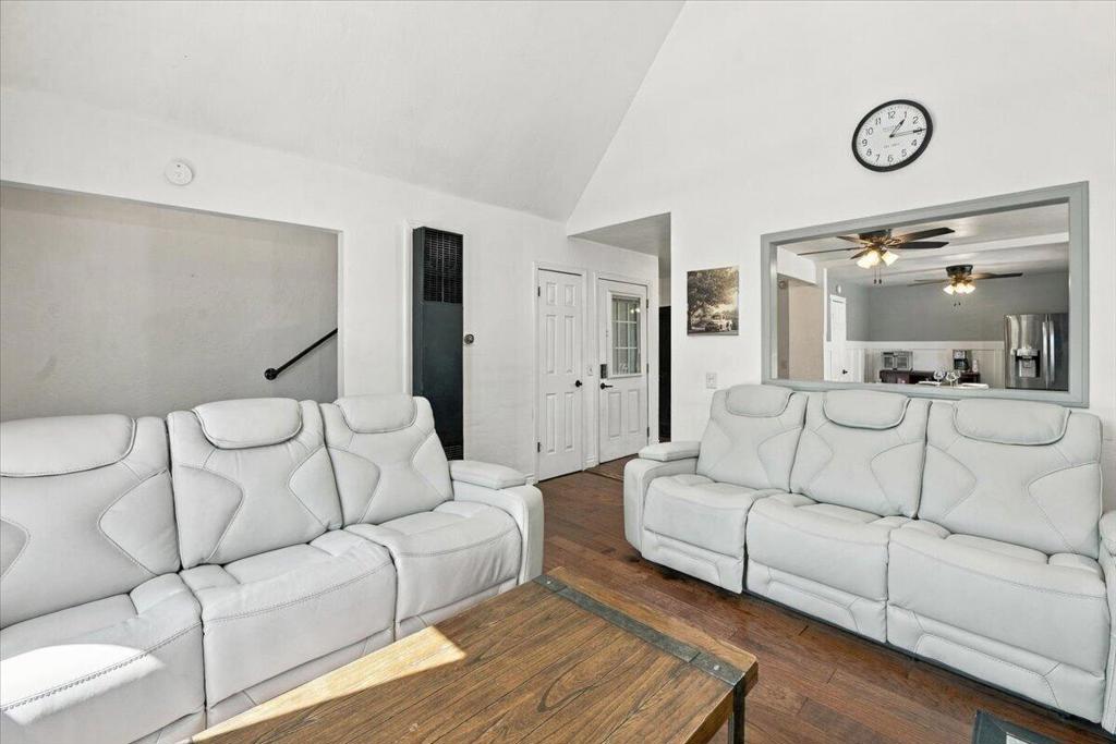 2125 State Lane Property Photo 10