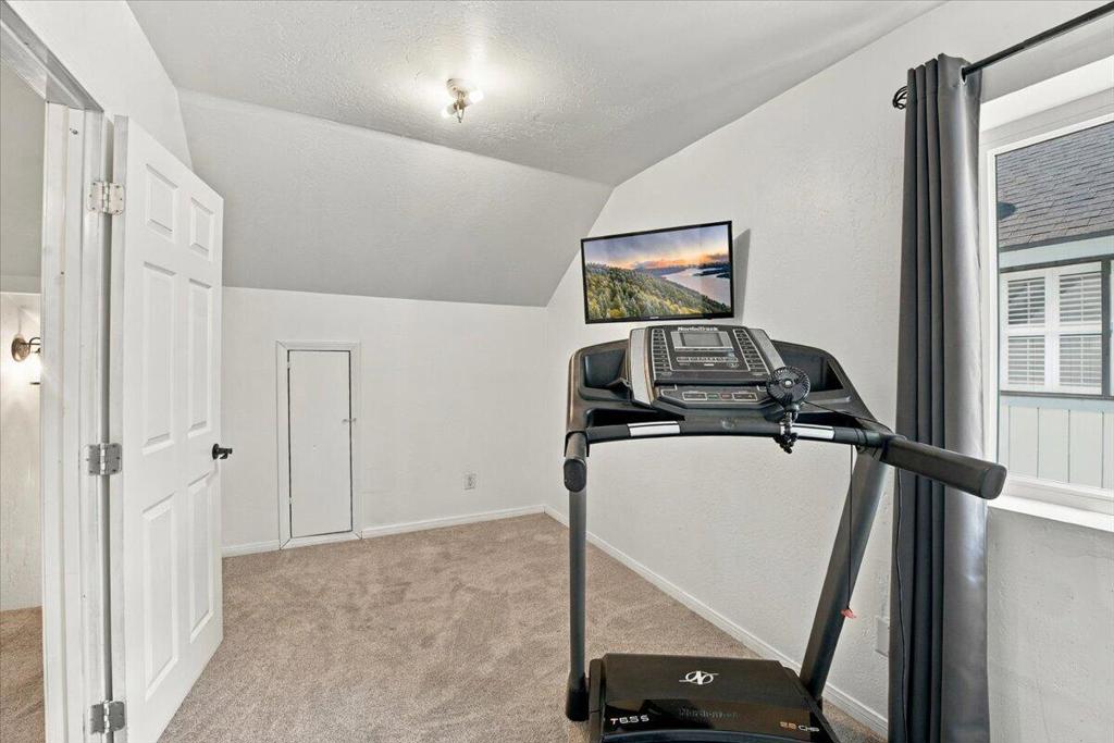 2125 State Lane Property Photo 23