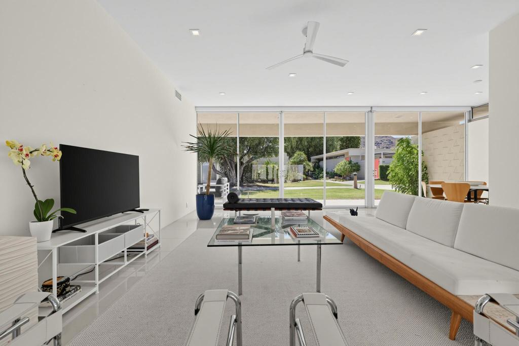 340 Desert Lakes Drive Property Photo 3