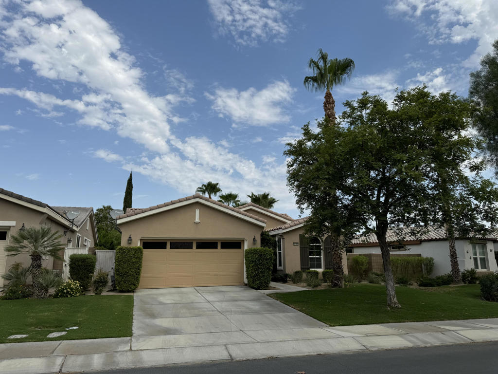 60389 Honeysuckle Street Property Photo 2