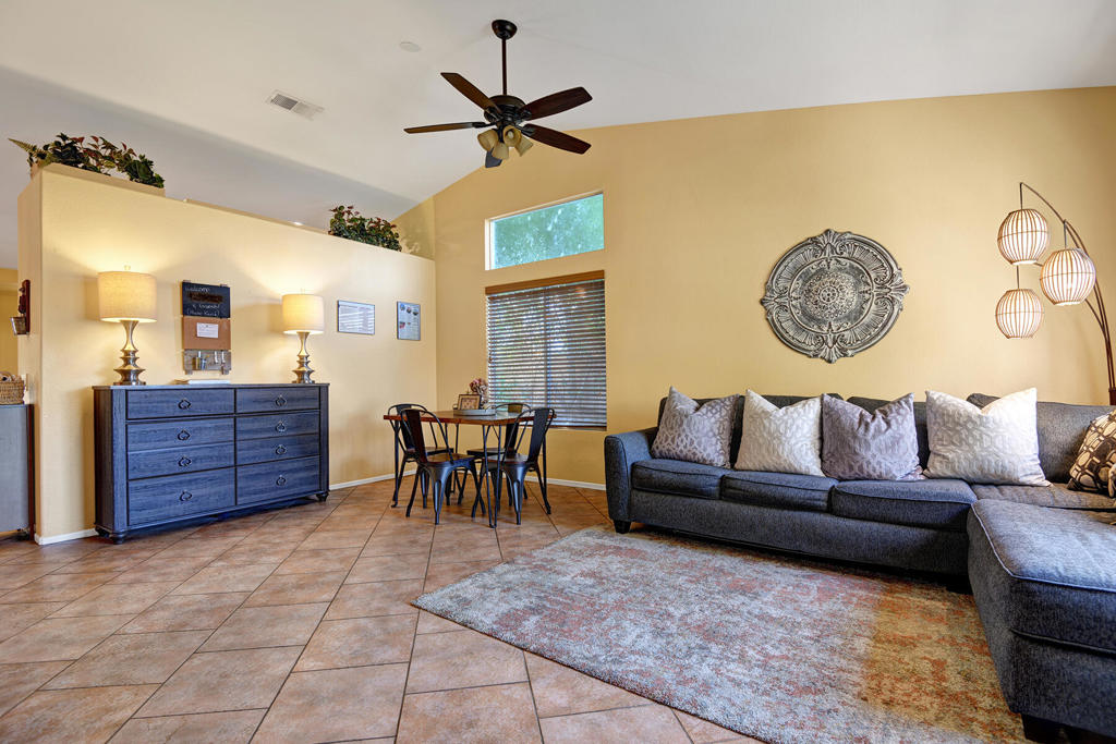 45210 Desert Hills Court Property Photo 4