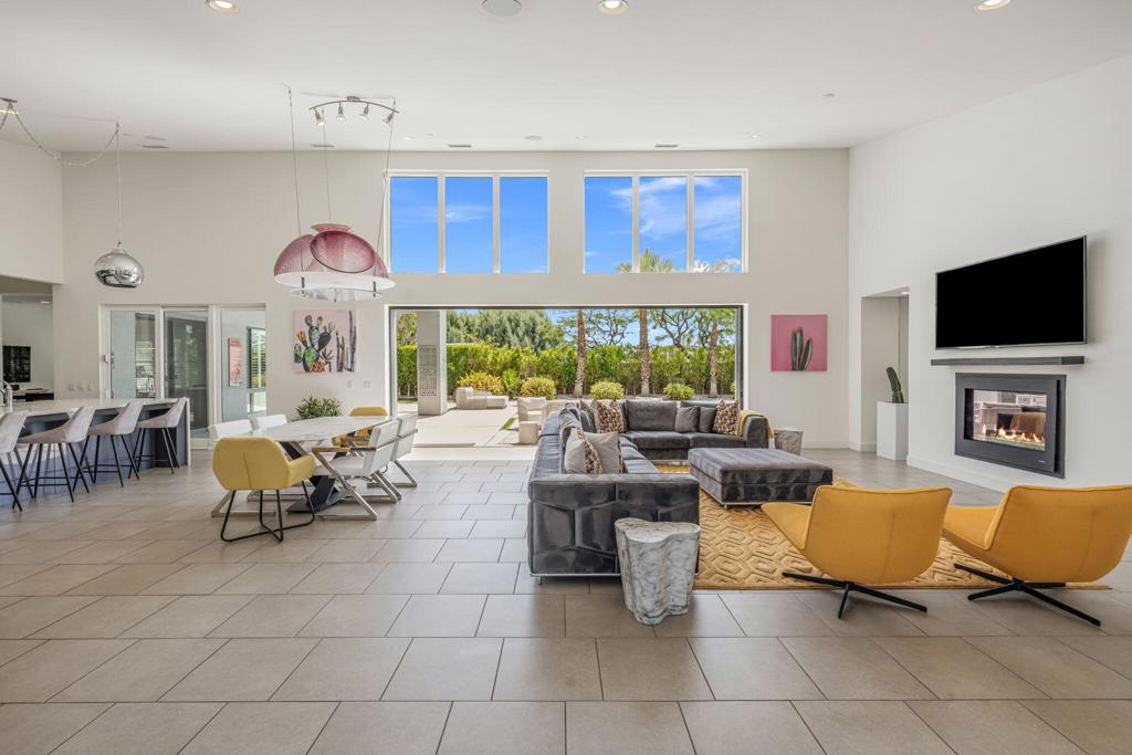 24 Via Monaco Property Photo 4