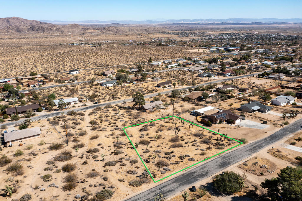 60586 La Mirada Trail Property Photo 2