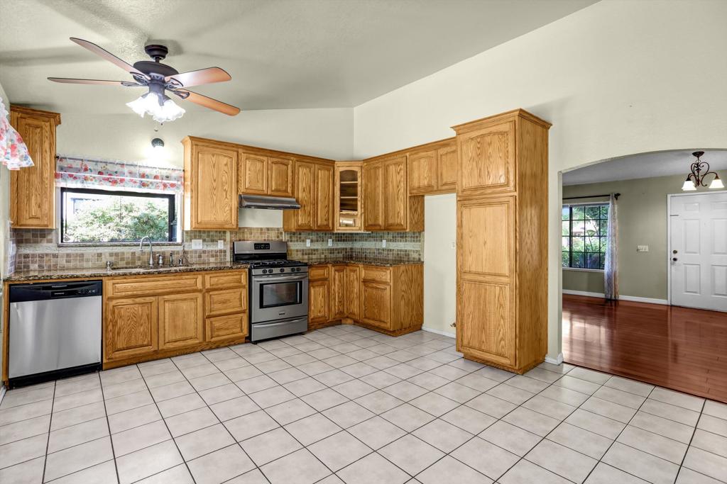 12582 Fern Avenue Property Photo 8
