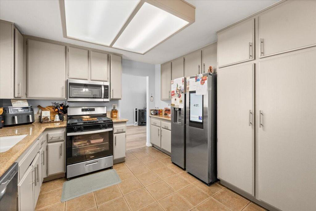 1046 W 57th Street . Property Photo 13