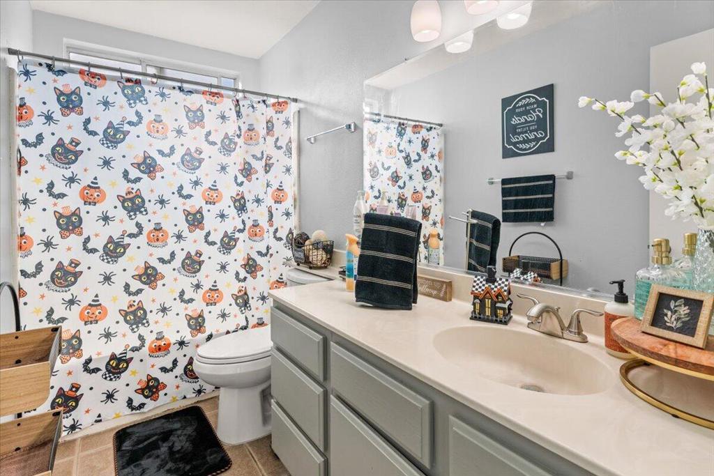 1046 W 57th Street . Property Photo 16
