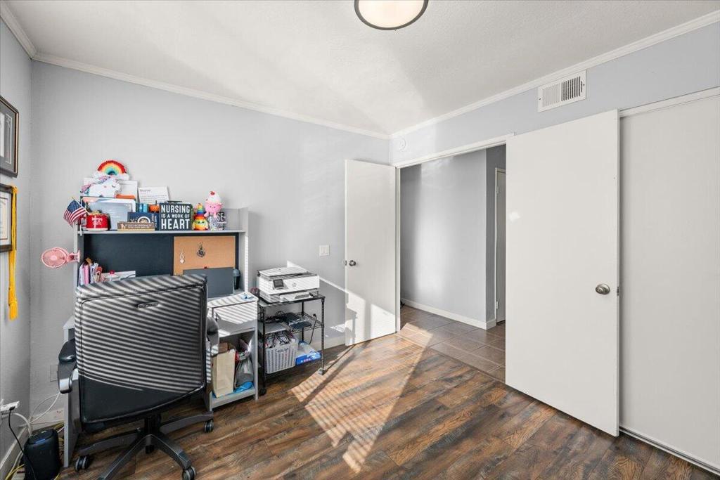 1046 W 57th Street . Property Photo 19