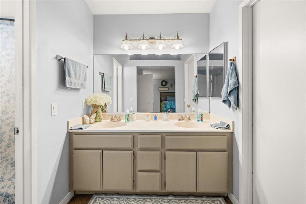 1046 W 57th Street . Property Photo 23