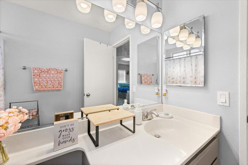 1046 W 57th Street . Property Photo 25