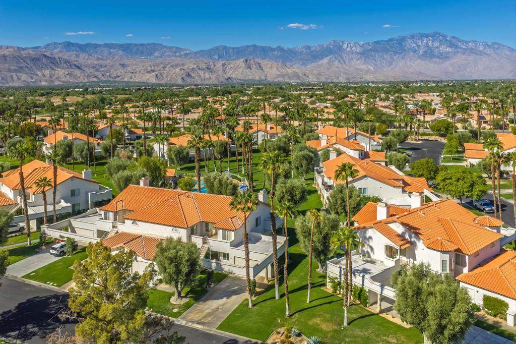 674 Vista Lago Circle N Property Photo 4