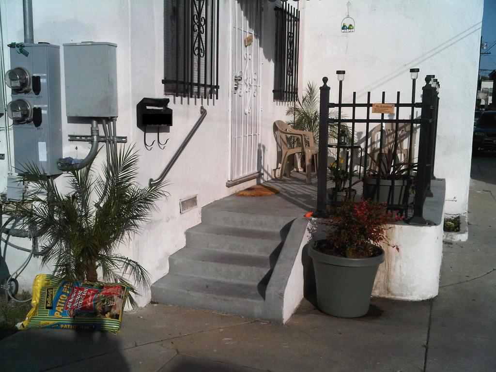 2227 S Redondo Boulevard Property Photo 8