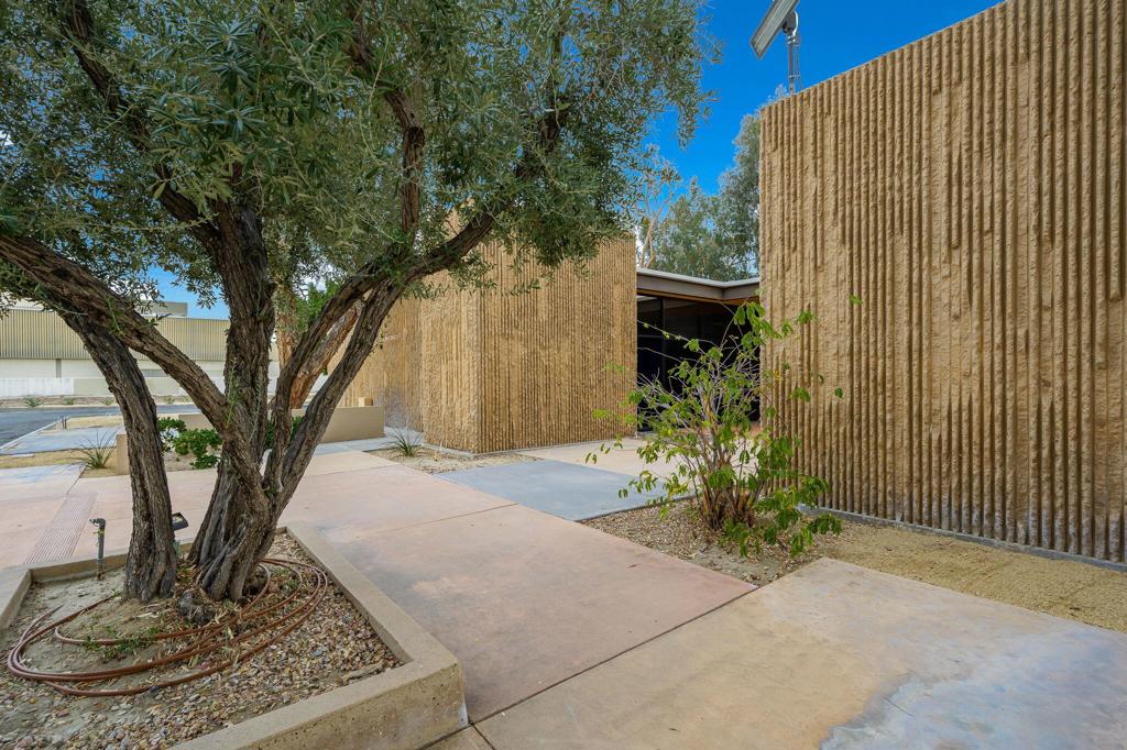 211 N Sunrise Way Property Photo 10