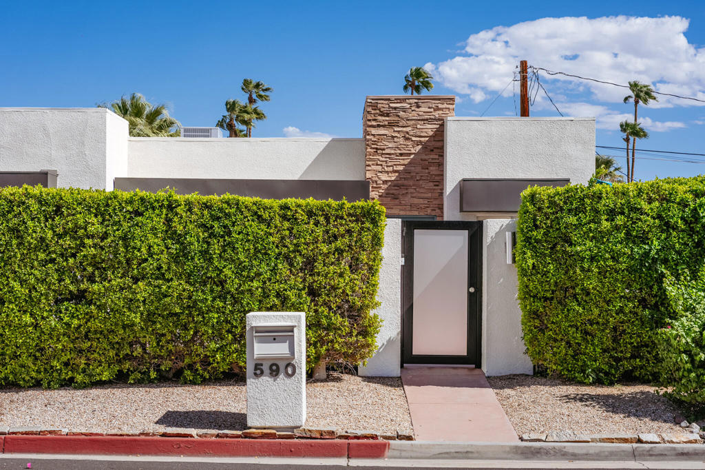590 N Plaza Amigo Property Photo 4