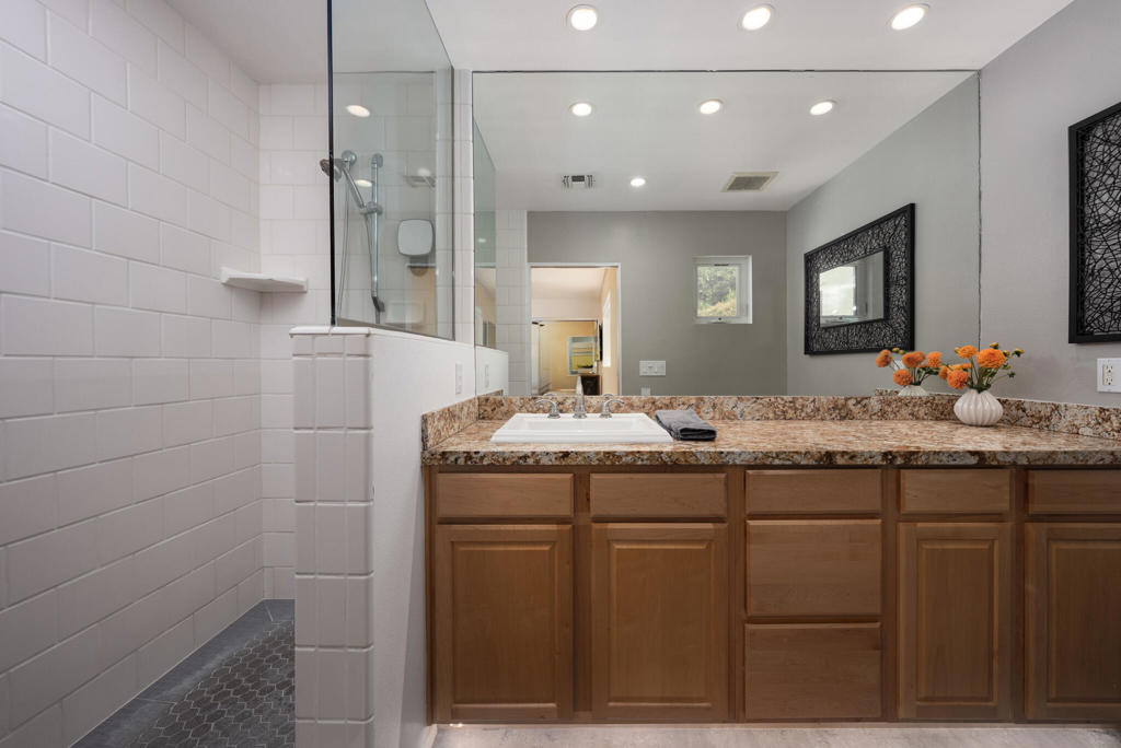 590 N Plaza Amigo Property Photo 27