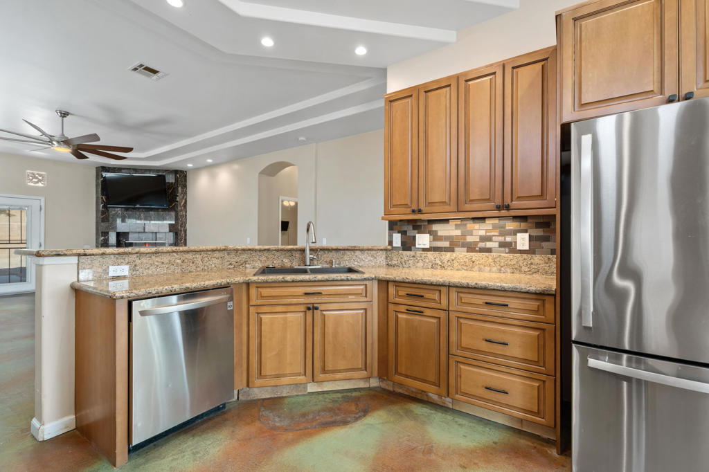 27325 Ventura Drive Property Photo 8