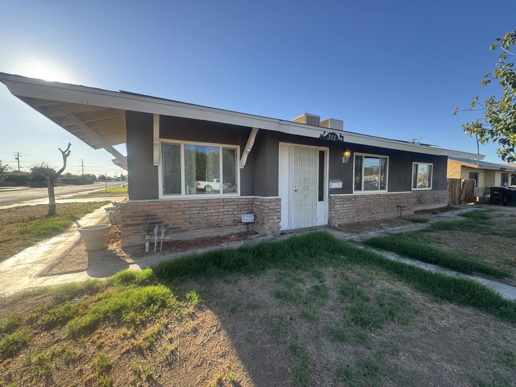 301 N Sola Avenue Property Photo 1