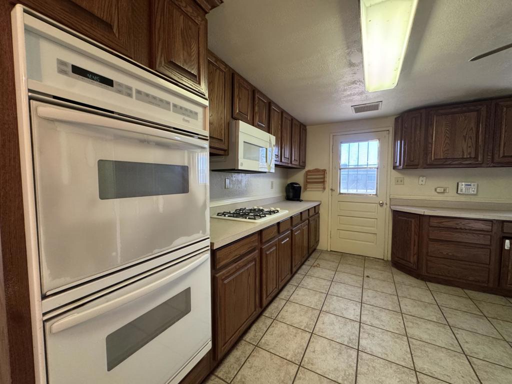 301 N Sola Avenue Property Photo 8