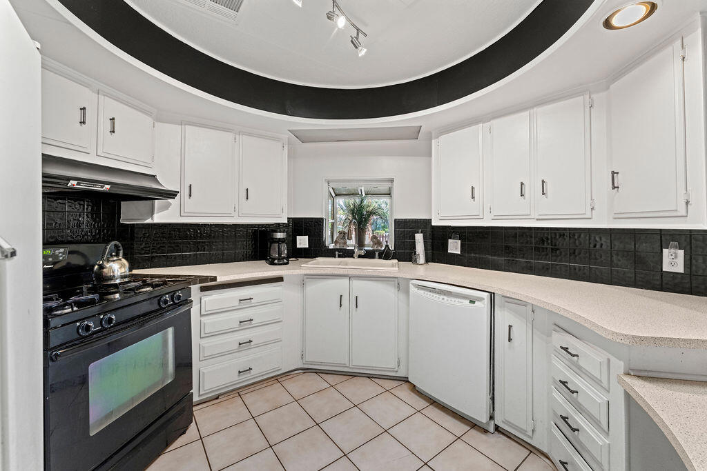 208 International Boulevard Property Photo 7