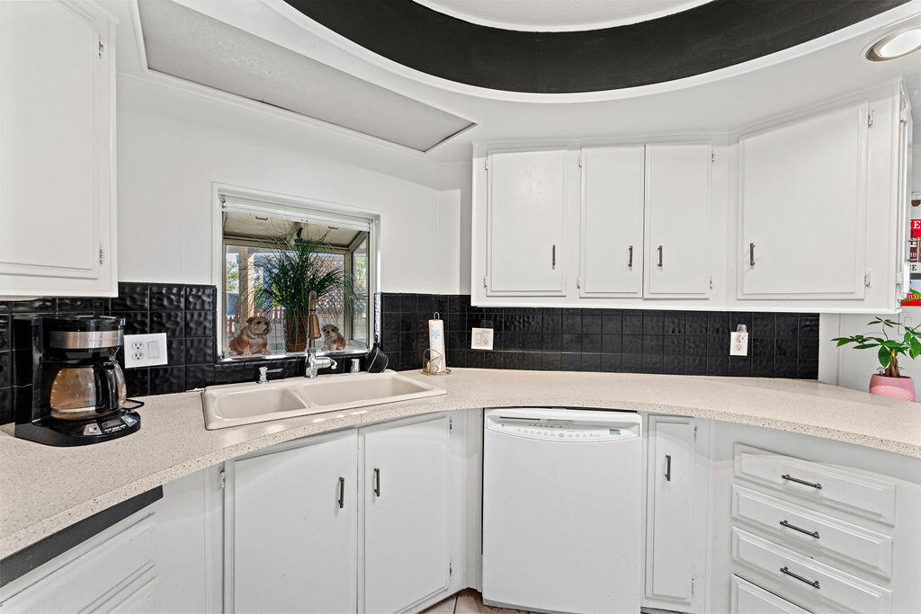 208 International Boulevard Property Photo 8