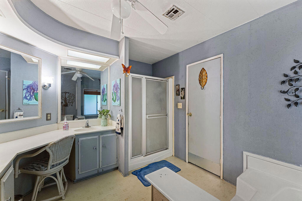 208 International Boulevard Property Photo 15