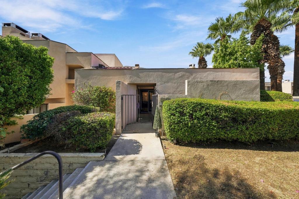 464 Village Square E Property Photo 1