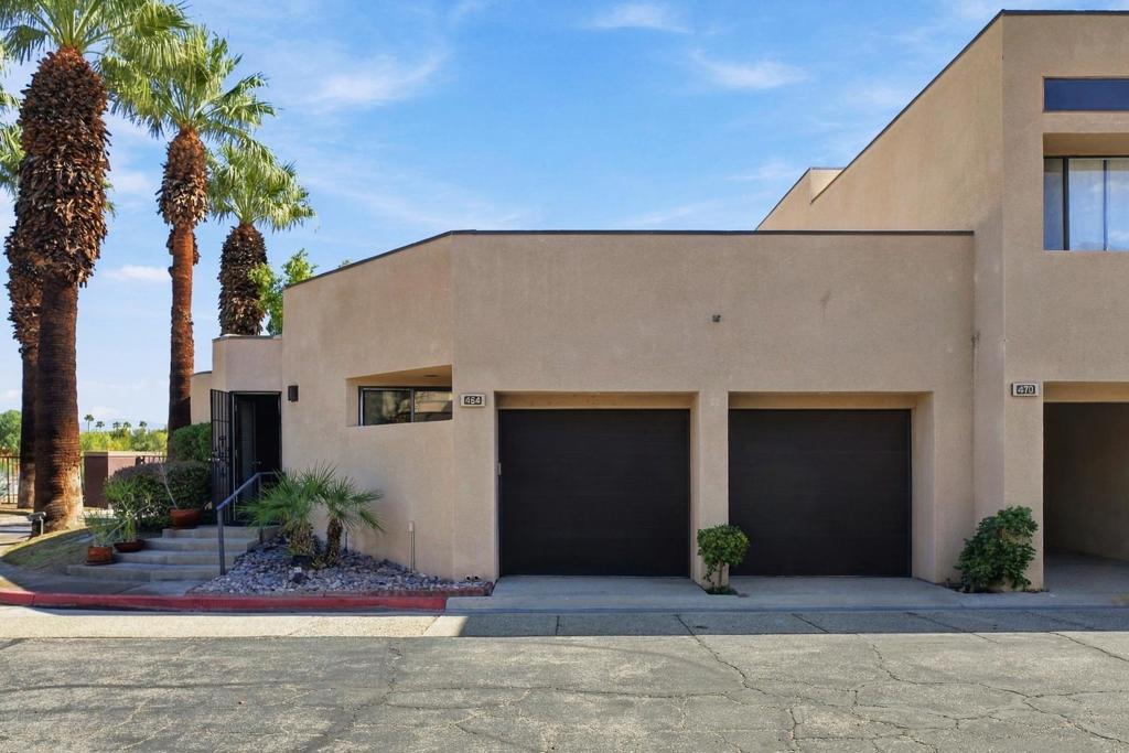 464 Village Square E Property Photo 6