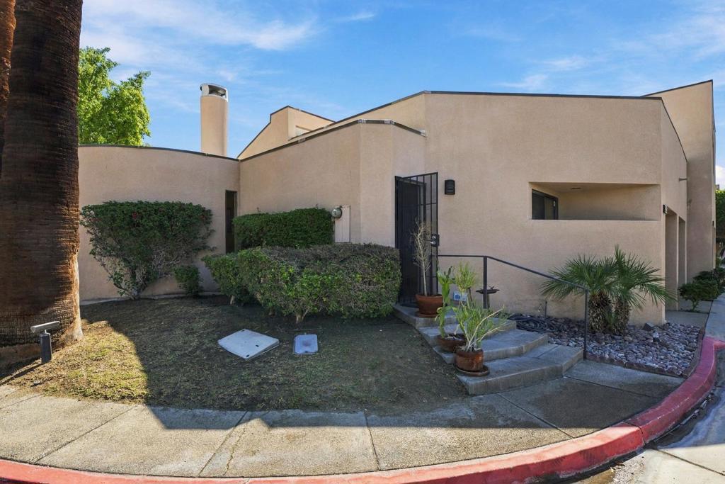 464 Village Square E Property Photo 7