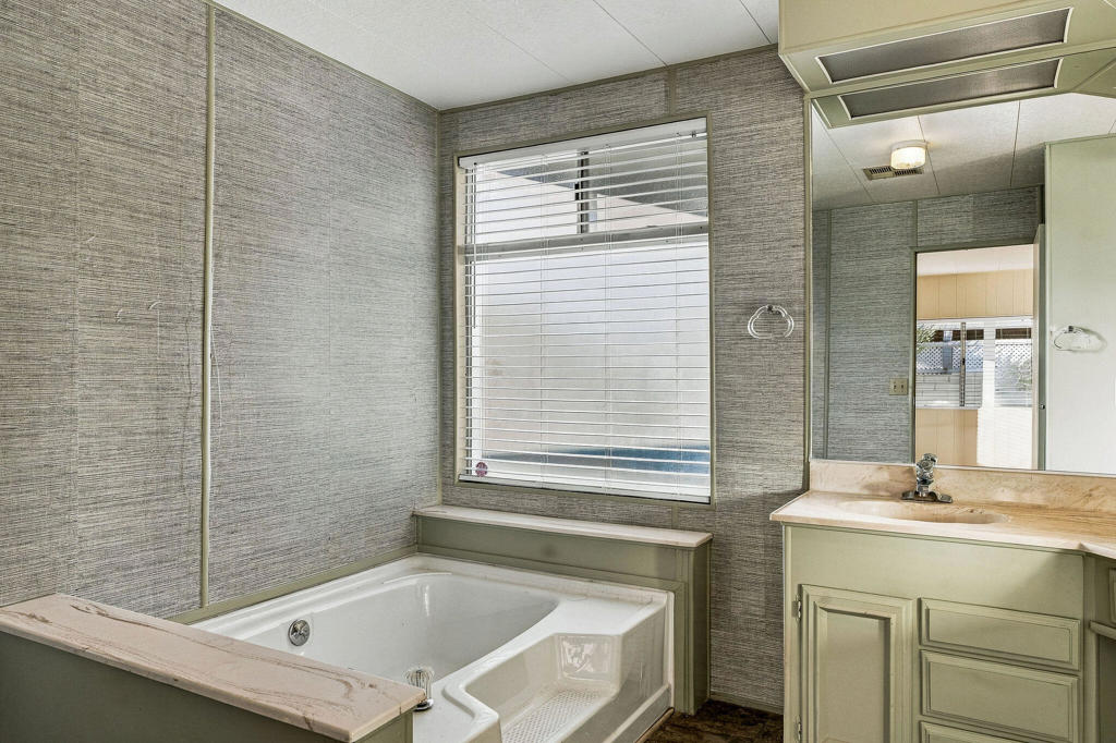 13 International Boulevard 13 Property Photo 13