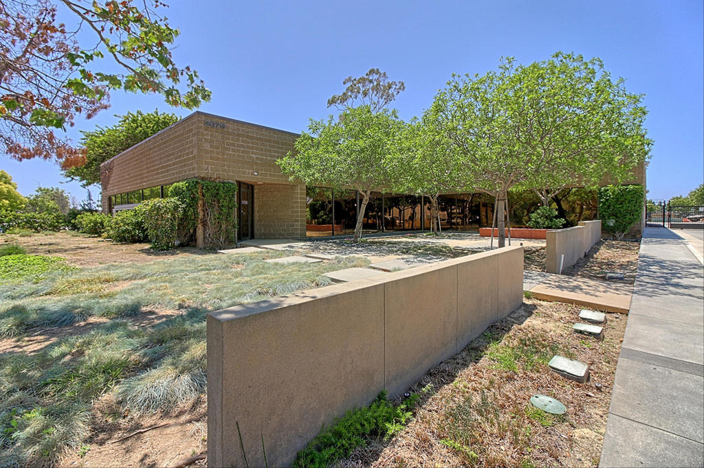 2075 Knoll Drive Property Photo 2
