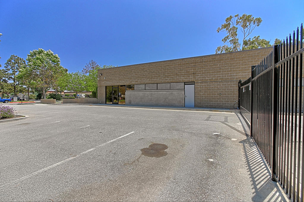 2075 Knoll Drive Property Photo 4