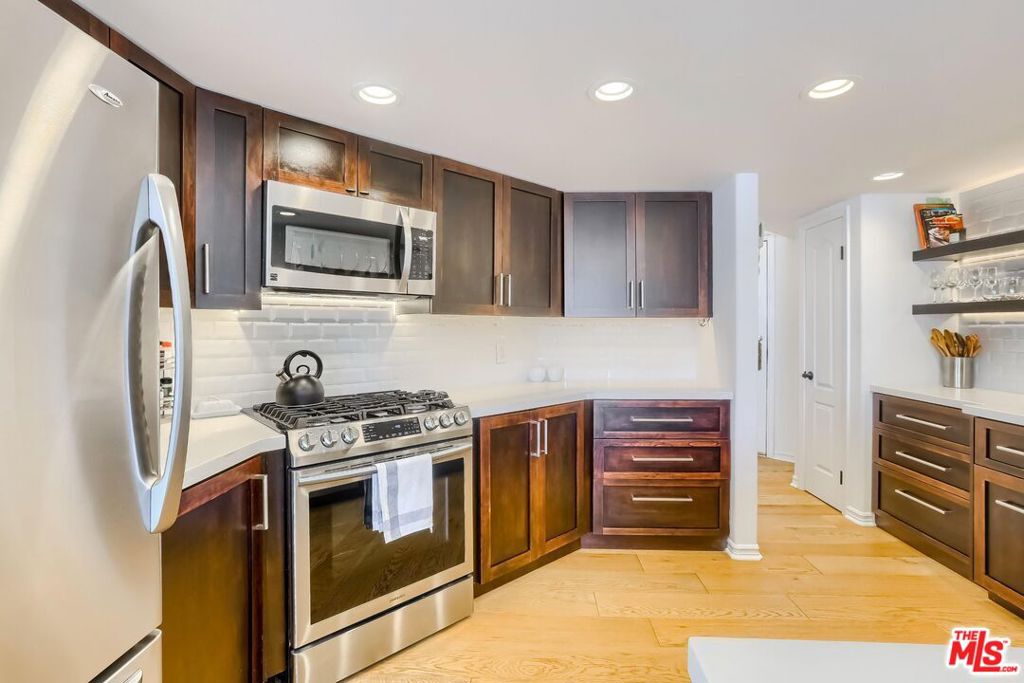435 Arnaz Drive 304 Property Photo 15