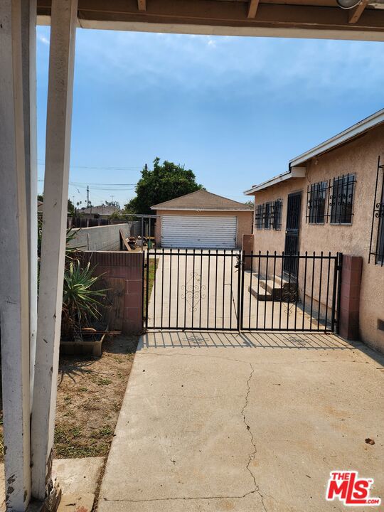1036 W Stockwell Street Property Photo 2