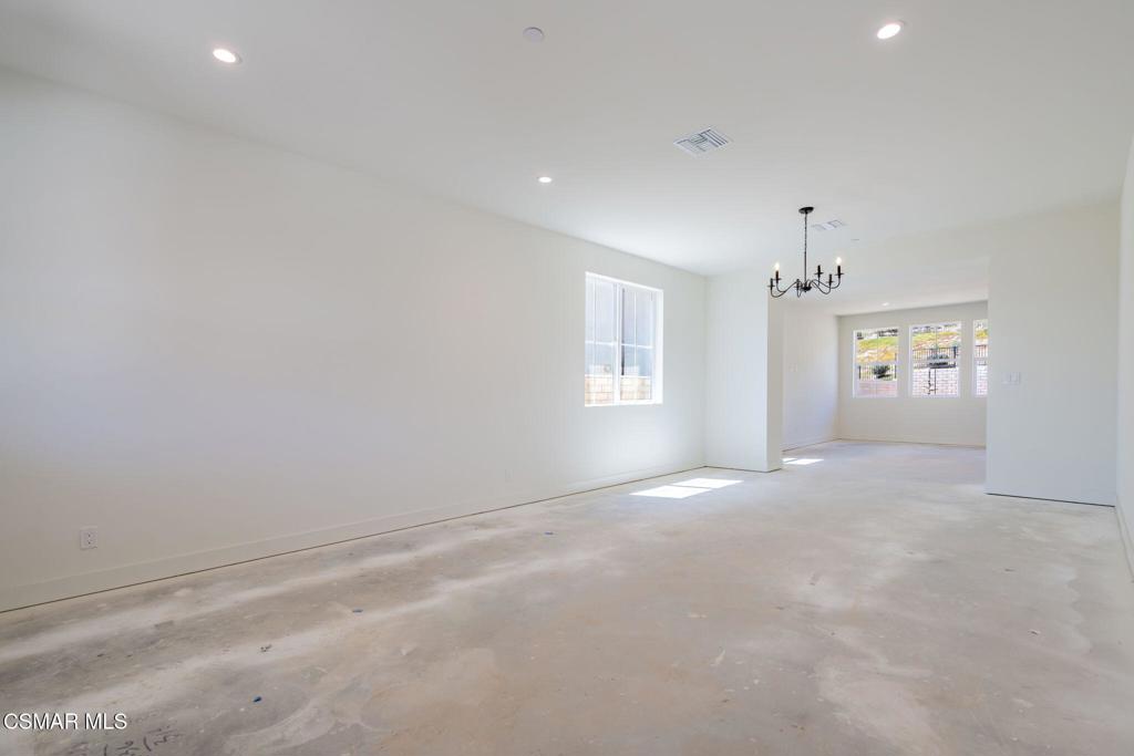 4687 Summit Avenue Property Photo 9