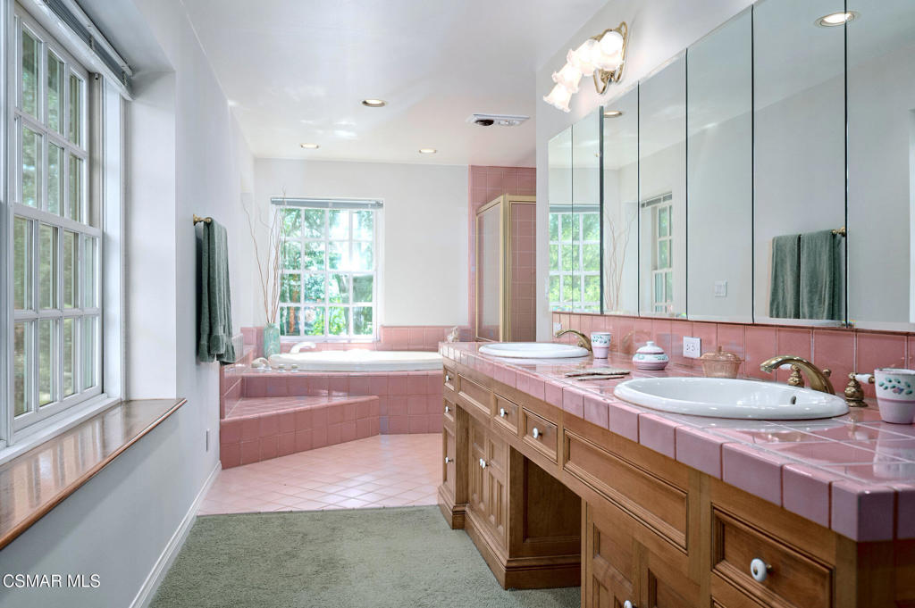 22101 Mulholland Drive Property Photo 53