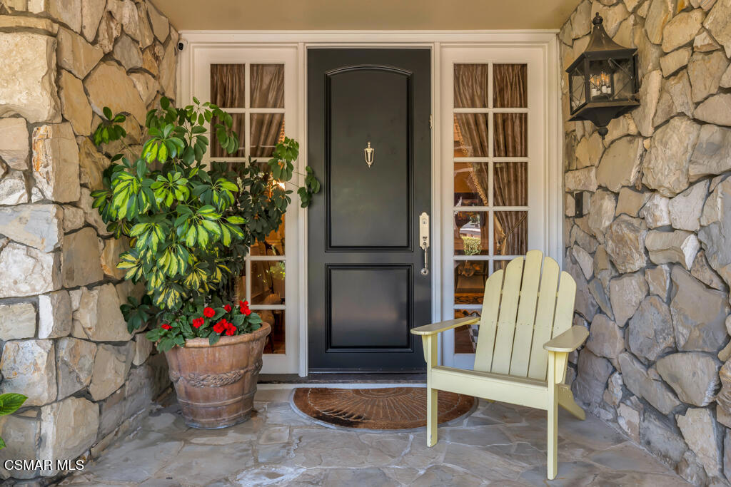 4043 Cresthaven Drive Property Photo 4