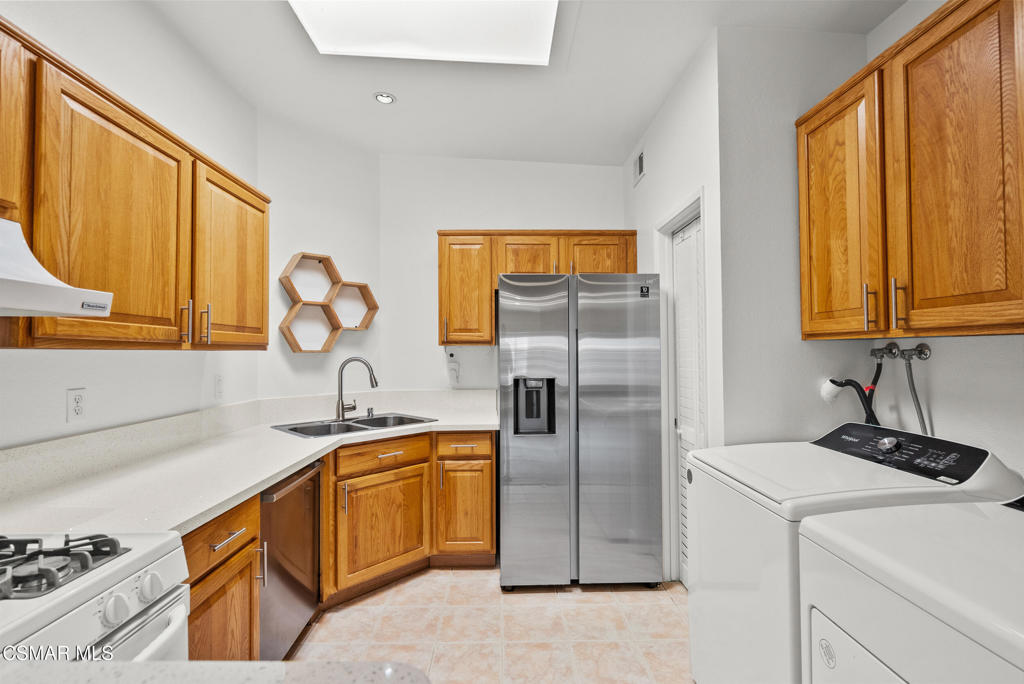 2930 Isle Way B Property Photo 15