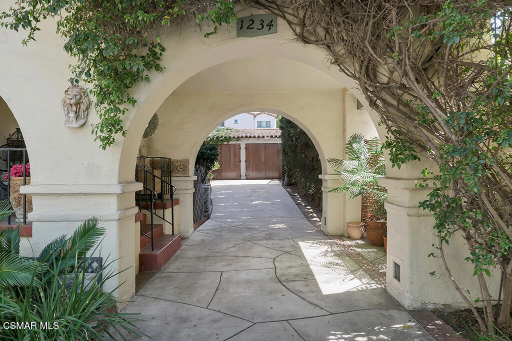 1234 N Everett Street Property Photo 4
