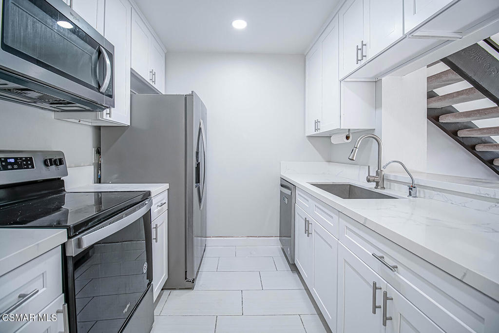 5460 White Oak Avenue E308 Property Photo 6
