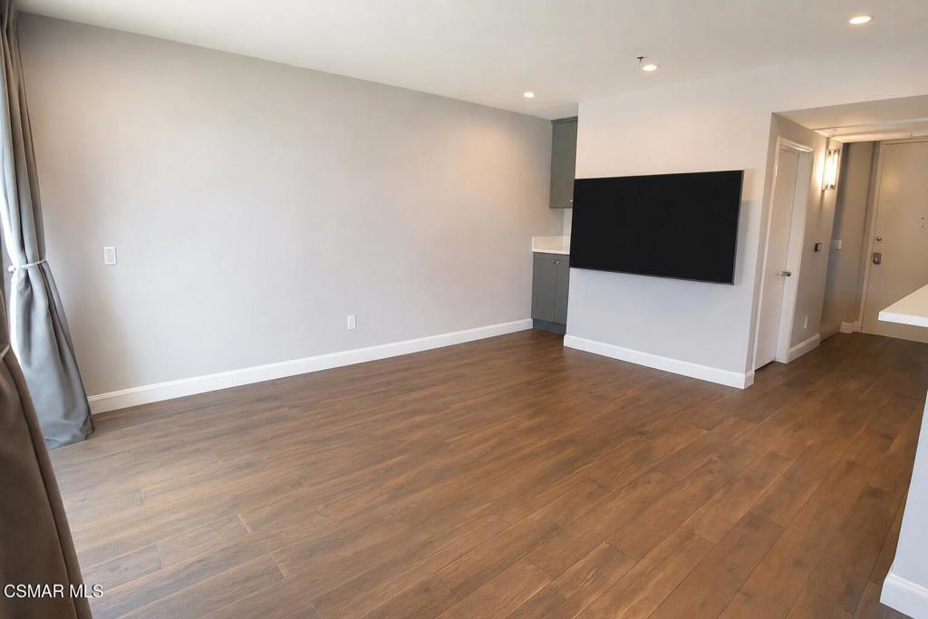 5350 White Oak Avenue 105 Property Photo 2