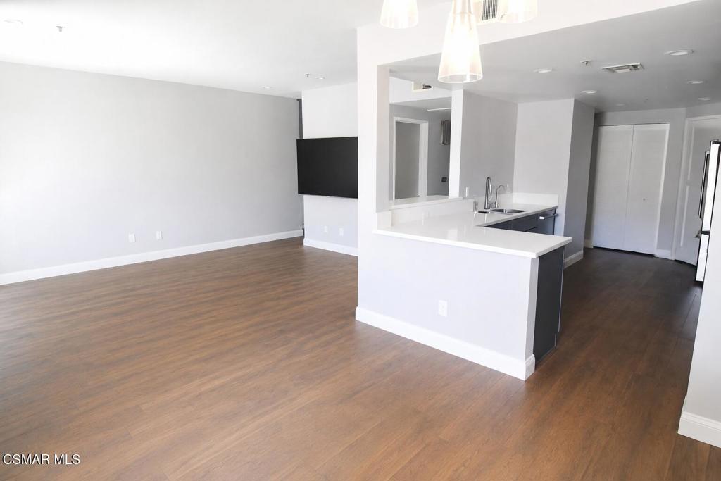 5350 White Oak Avenue 105 Property Photo 6