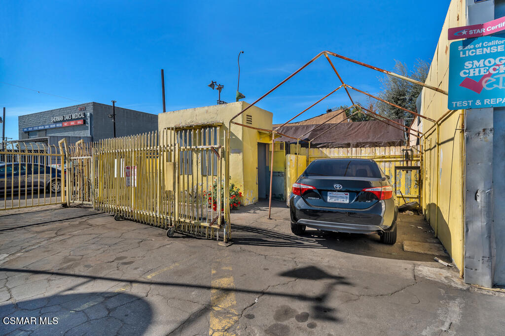 10741 San Fernando Road Property Photo 2
