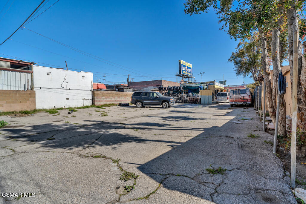 10741 San Fernando Road Property Photo 17